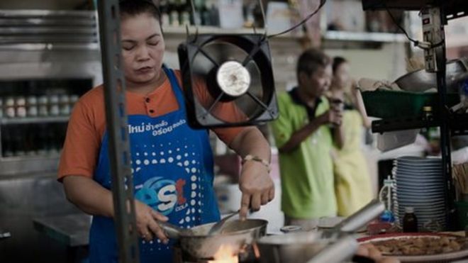 タイのレストラン調理場で働く女性。