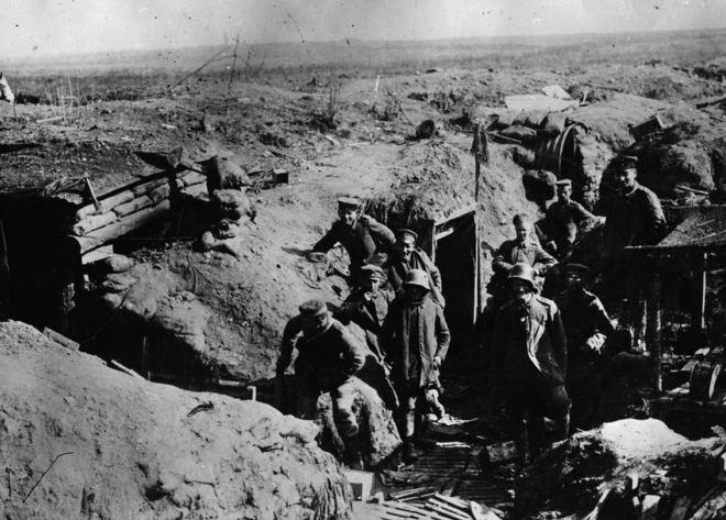 Las tropas alemanas fuera de sus refugios subterráneos en el Somme.