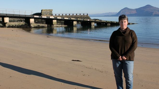 Иона Хьюз на пляже в Портдинеллаене, где умер ее брат Гарет