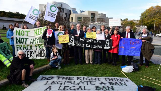 Демонстрация противодействия гидроразрыву у здания шотландского парламента, поскольку MSP готовились обсудить этот вопрос в октябре 2017 года