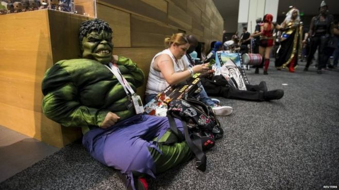 Энтузиаст косплея, одетый как персонаж Халка, ждет во время Международного конгресса Comic-Con 2015 в Сан-Диего, Калифорния, 10 июля 2015 года