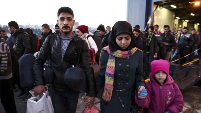 Беженцы и мигранты прибывают на пассажирском пароме Eleftherios Venizelos с острова Лесбос в порту Пирей, недалеко от Афин