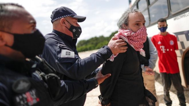 Manifestante é preso após fazer protesto contra Bolsonaro usando bandeira com suástica