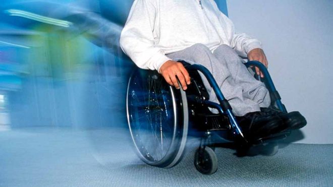 Фотография человека в инвалидном кресле