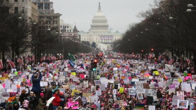 Толпа в Вашингтоне во время женского марша