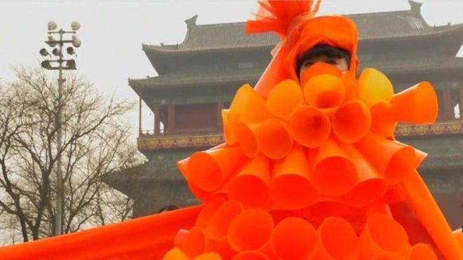 北京の大気汚染　現代芸術家も抗議に