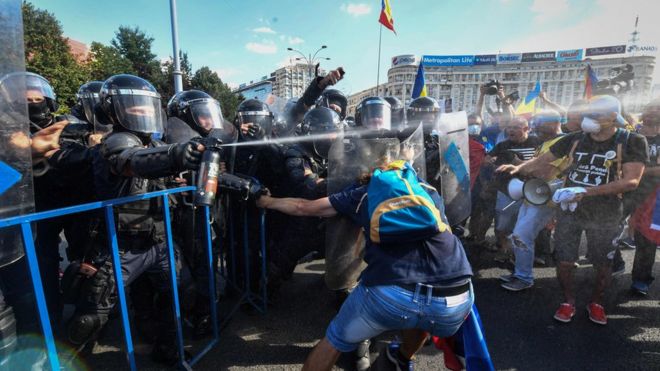 Полиция использует перцовый баллончик на румынских демонстрантов