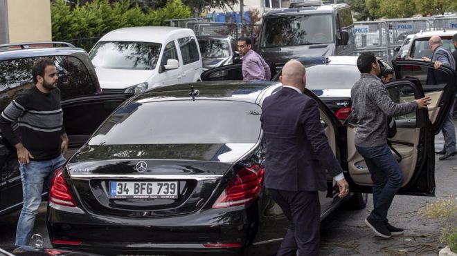 Официальные лица Саудовской Аравии прибыли в консульство Саудовской Аравии в Стамбуле, Турция, 12 октября 2018 года.