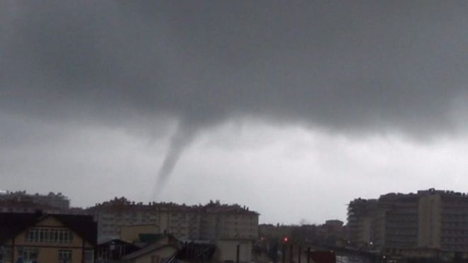 На чорноморське узбережжя Росії поблизу Сочі налетів потужний шторм.