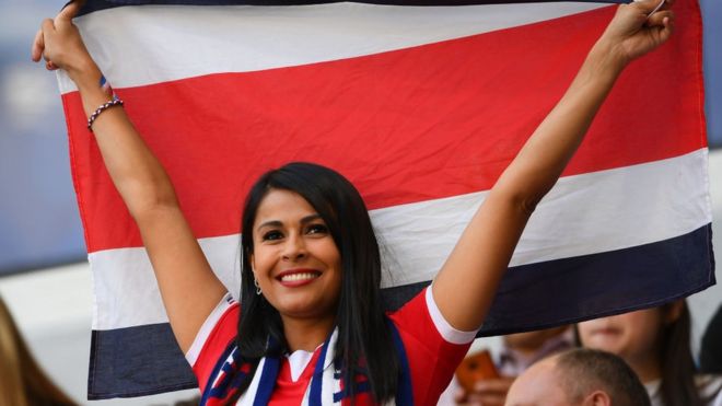Mujer de Costa Rica con la bandera nacional.