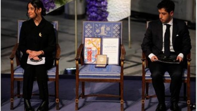 كيانا وعلي رحماني ابنا نرجس محمدي يتسلمان نيابة عنها جائزة نوبل للسلام