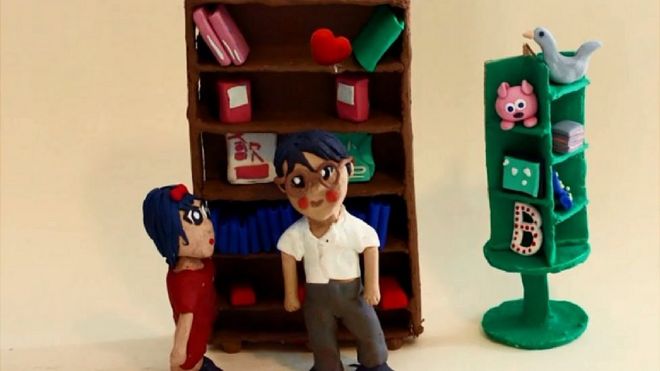 AnimaciÃ³n de dos estudiantes delante de un librero