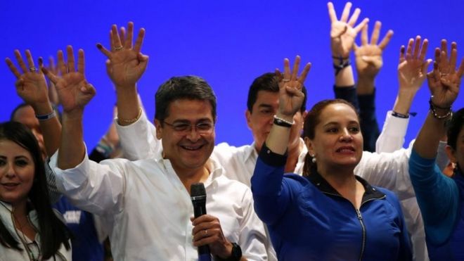 Президент Гондураса и кандидат от Национальной партии Хуан Орландо Эрнандес празднует со своими сторонниками и его женой Аной Гарсия де Эрнандес после того, как первые официальные результаты президентских выборов были обнародованы в Тегусигальпе, Гондурас, 27 ноября 2017 года