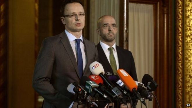 Питер Шиярто (слева) выступает на пресс-конференции в Будапеште, Венгрия, 17 июня 2015 года.
