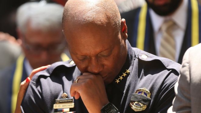 Начальник полиции Далласа Дэвид Браун делает паузу во время молитвенного бдения после смерти пяти полицейских 8 июля