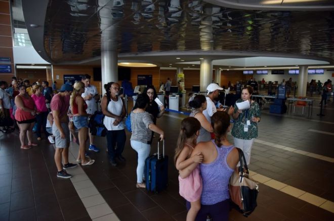 Сотни спали в аэропорту, надеясь вылететь из Сан-Хуана