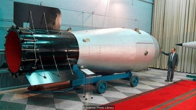 مدلی با ابعاد واقعی از بمب تزار که اندازههای غولآسای این سلاح اتمی را نشان میدهد