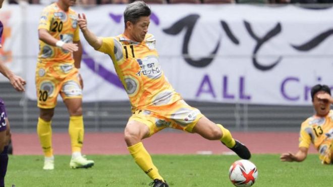 میورا (در حال بازی برای سوزوکا پوینت گترز) مسن‌ترین گلزن لیگ حرفه‌ای ژاپن است