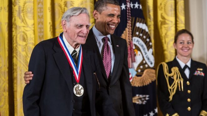جان گودیناف در سال ۲۰۱۳ مدال علوم آمریکا را دریافت کرد