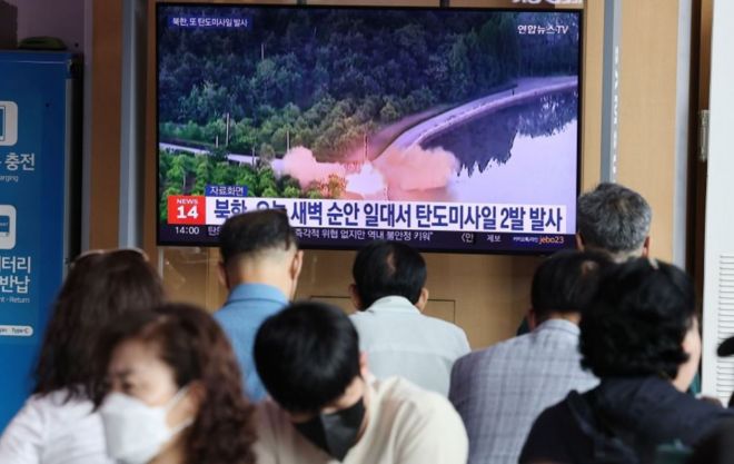 Bản tin về vụ phóng hai tên lửa đạn đạo tầm ngắn của Triều Tiên được phát sóng trên truyền hình tại ga Seoul, Hàn Quốc, ngày 01 tháng 10 năm 2022