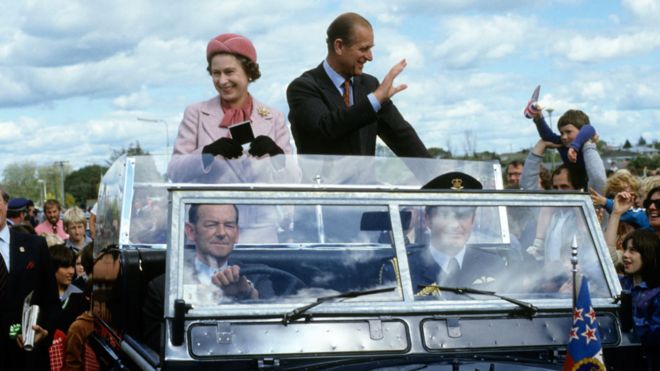 英女王伊丽莎白二世（左）与爱丁堡公爵菲利普亲王（右）在新西兰威灵顿搭乘开篷吉普车接受群众欢呼（10/1981）