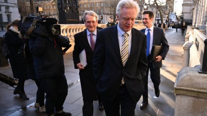 Бывший секретарь Brexit Дэвид Дэвис прибывает в кабинет министров