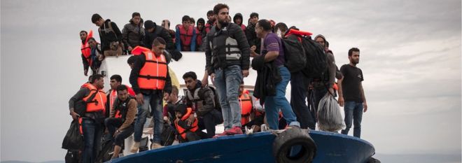 Файл фотографии мигрантов и беженцев прибывают на греческий остров Лесбос