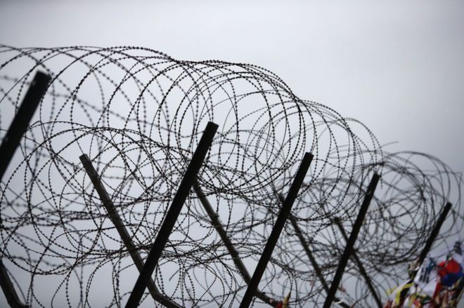 Забор из колючей проволоки в Имджингаке, недалеко от демилитаризованной зоны (ДМЗ), разделяющей Южную и Северную Корею, 14 апреля 2017 года в Паджу, Южная Корея.
