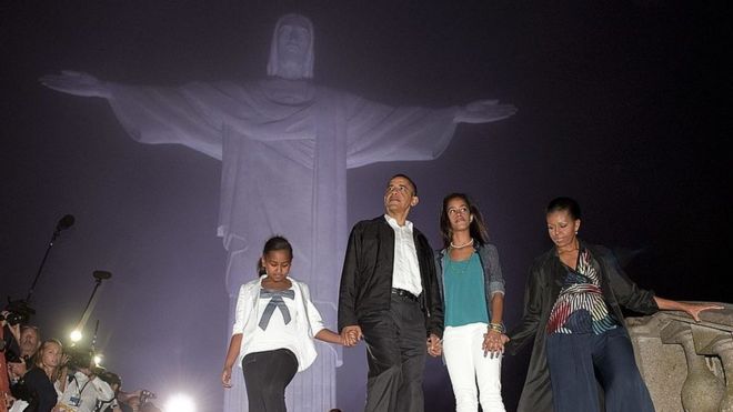 Barack Obama visita o Cristo Redentor com a esposa e as duas filhas