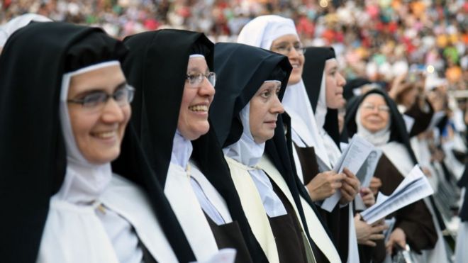 Monjas asisten a la beatificación de Chiquitunga.