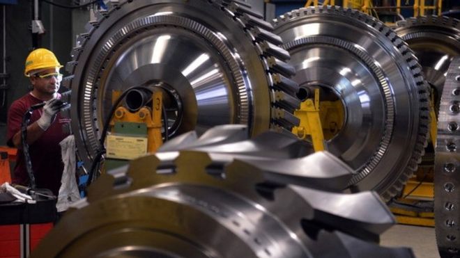 Сотрудник немецкого промышленного гиганта Siemens, работает на роторе в составе газовой турбины на турбинном заводе 8 ноября 2012 года в Берлине.