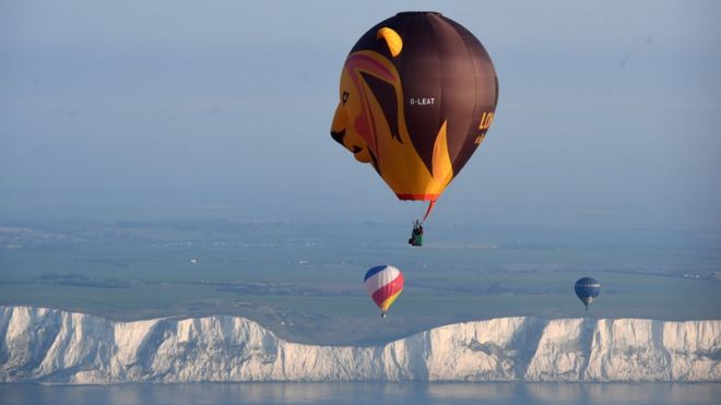 100 воздушных шаров отправились сегодня из Дувра во Францию