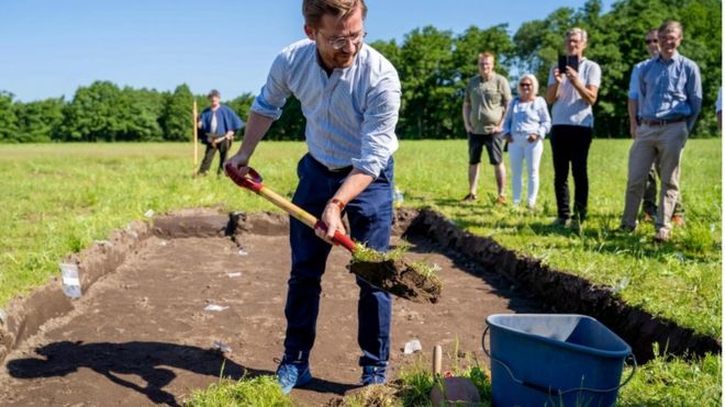 Norway's Minister of Climate and Environment Sveinung Rotevatn officially starts the excavation