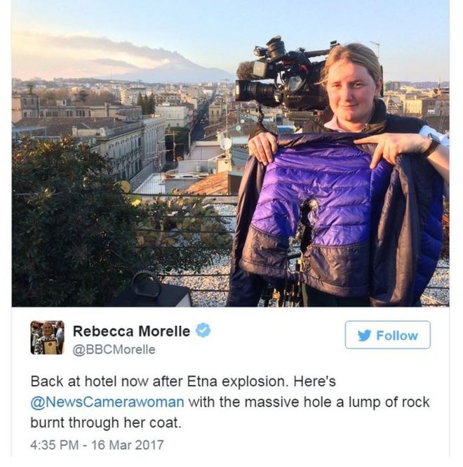 Корреспондент Би-би-си Ребекка Морель пишет в Твиттере фотографию женщины с дыркой в ??куртке от лавы