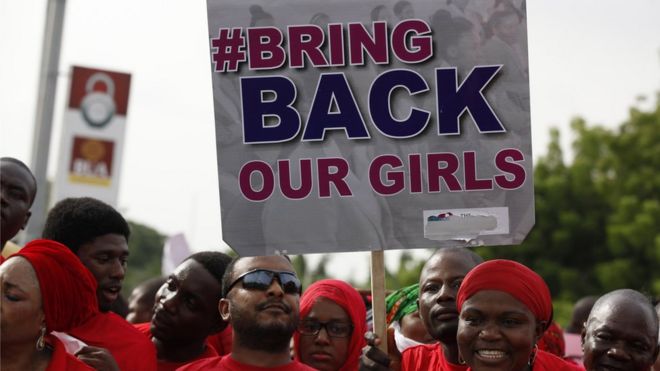 Люди присутствуют на демонстрации, призывающей правительство спасти похищенных девочек государственной средней школы в Чибоке, в Абудже, Нигерия,
