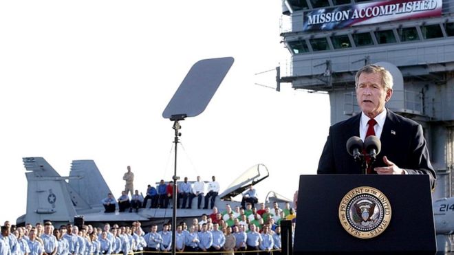 Джордж Буш с надписью на авианосце USS Abraham Lincoln в мае 2003 года