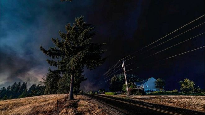 Густой дым виден над Салем-Сити, штат Орегон, США, 8 сентября 2020 г.