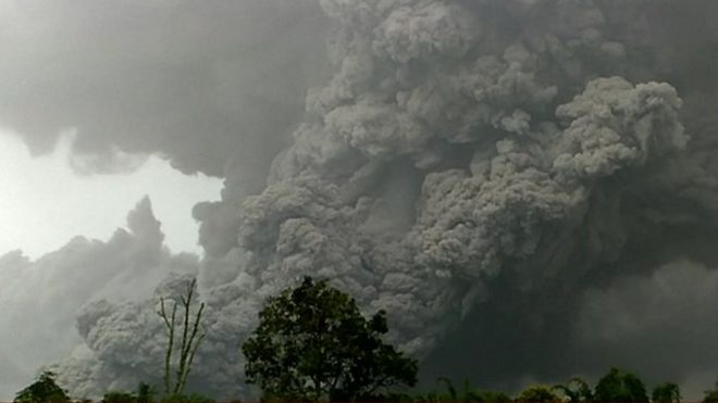 Bali volcano unnerves towns