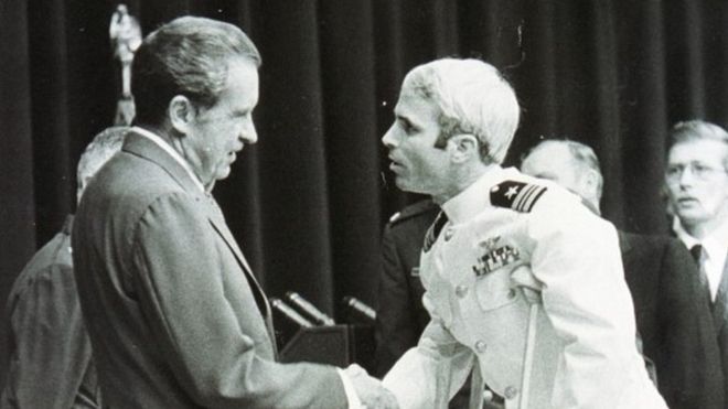 Президент Никсон приветствовал Джона Маккейна после его освобождения из Ханоя