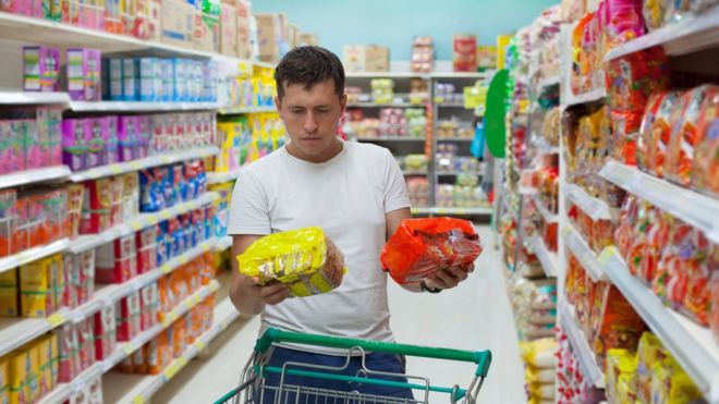 Homem escolhendo produtos em supermercado