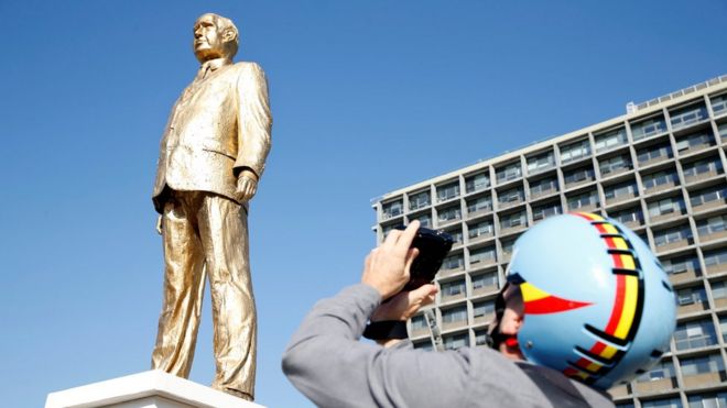 Мужчина фотографирует статую премьер-министра Израиля Нетаньяху, созданную художником Залаитом, в качестве политического протеста возле мэрии Тель-Авива