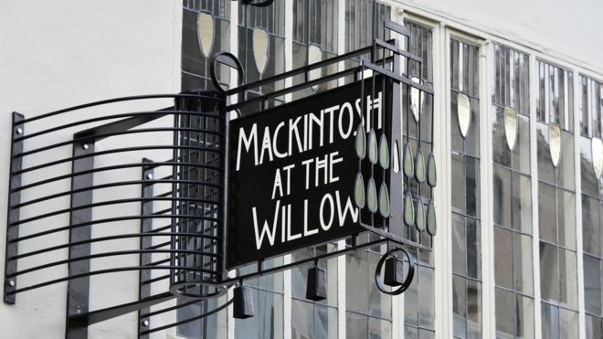 Вывеска у Чарльза Ренни Макинтоша, созданного дизайнером «Willow Tea Rooms» на улице Sauchiehall Street