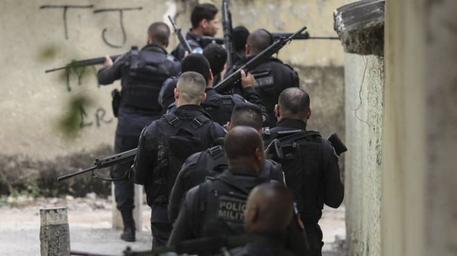 Policiais militares em ação no Rio