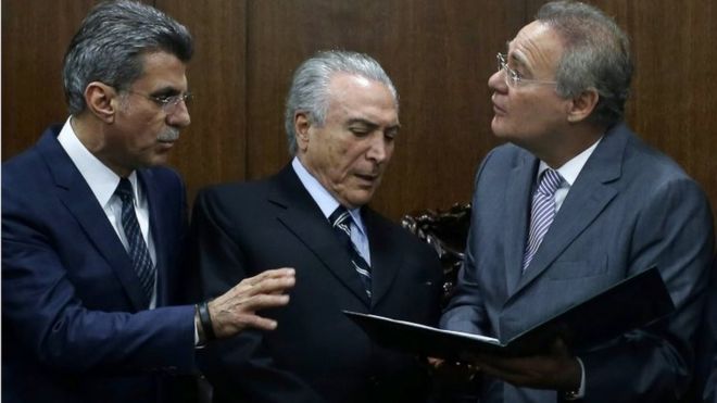 Временный президент Бразилии Мишель Темер (C) присутствует на встрече с президентом Сената Бразилии Ренаном Кальхейросом (R) и министром планирования Ромеро Хука (слева) в Бразилиа, Бразилия, 23 мая 2016 года.