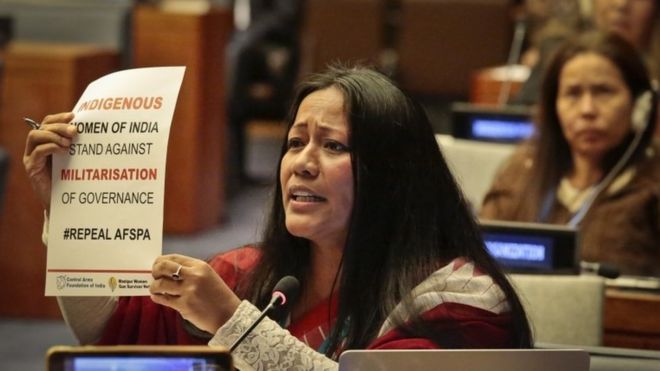 Биналакшими Непрам, лидер коренных народов Манипура из Индии, держит знак, призывающий женщин из числа коренных народов противостоять жестокому обращению, когда она выступает на 15-й сессии Постоянного форума ООН по вопросам коренных народов, вторник, 17 мая 2016 года