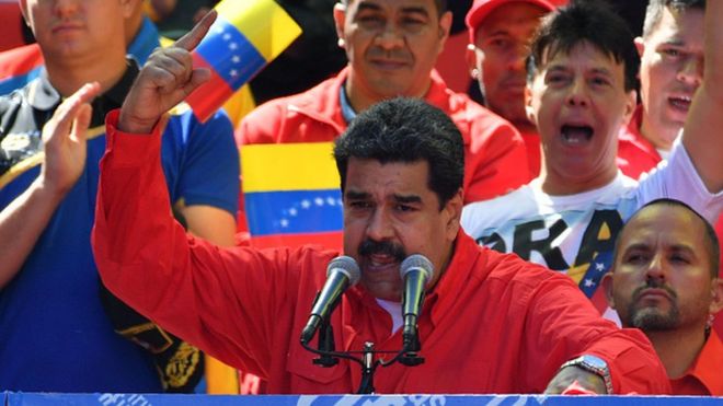 Президент Венесуэлы Николас Мадуро выступает во время проправительственного марша в Каракасе