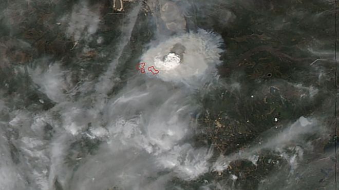 На снимке со спутника НАСА виден лесной пожар в форте МакМюррей