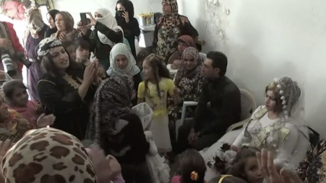 Праздник в честь свадьбы в сирийской Ракке