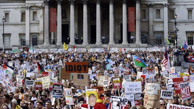 Hàng vạn người tập trung biểu tình chống Trump ở London hôm thứ Sáu 13/7. Trong ảnh là cuộc biểu tình tại Quảng trường Trafalgar ở trung tâm London.