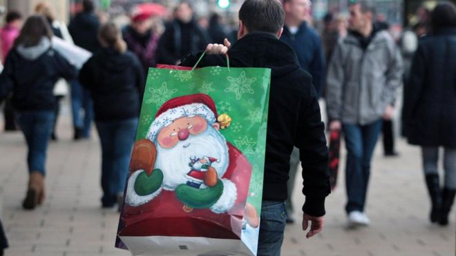 Мужчина с рождественской сумкой для покупок